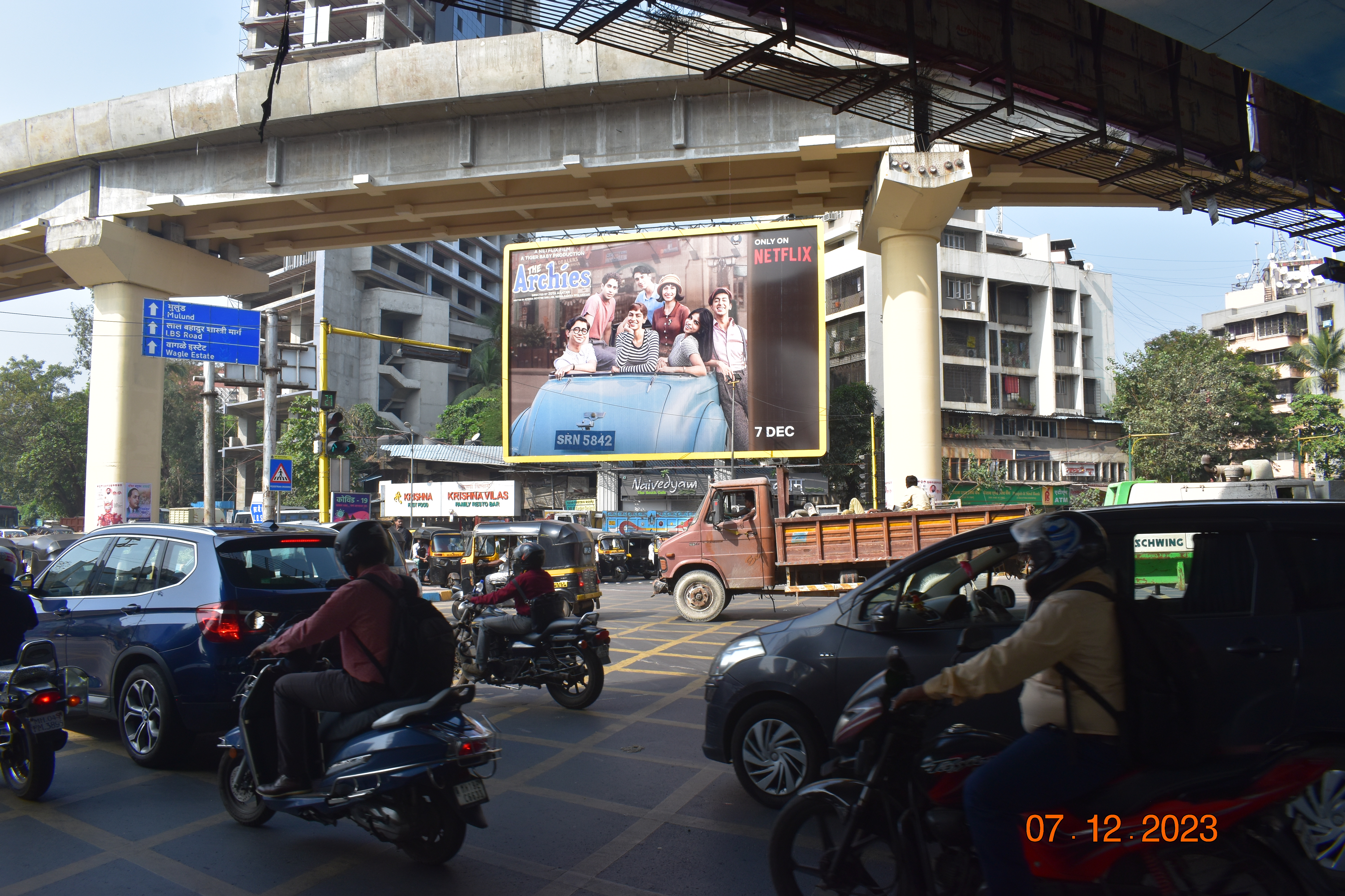 Thane Teen Hath Naka Jn hoarding
